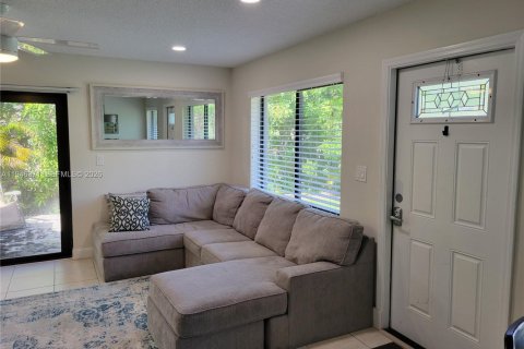 Купить коммерческую недвижимость в Делрей-Бич, Флорида 298.22м2, № 2003204 - фото 2