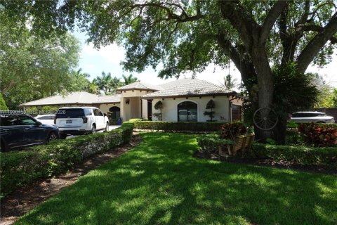 House in Davie, Florida 5 bedrooms, 440.08 sq.m. № 2062589 - photo 1