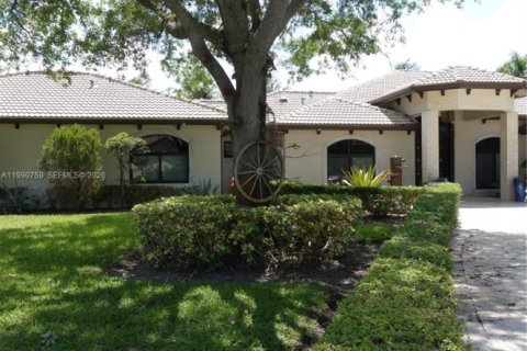 House in Davie, Florida 5 bedrooms, 440.08 sq.m. № 2062589 - photo 2