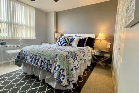 Condominio en alquiler en Hallandale Beach, Florida, 2 dormitorios, 92.9 m2 № 2012131 - foto 22
