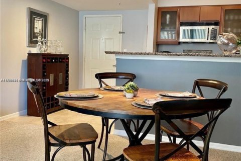 Condominio en alquiler en Hallandale Beach, Florida, 2 dormitorios, 92.9 m2 № 2012131 - foto 11