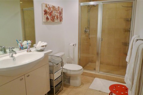 Купить кондоминиум в Халландейл-Бич, Флорида 1 спальня, 75.34м2, № 1774555 - фото 11