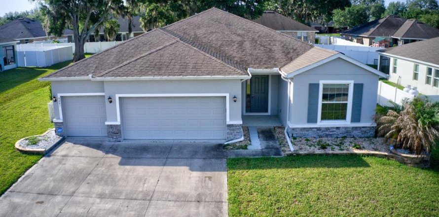 House in Ocala, Florida 4 bedrooms, 236.9 sq.m. № 1735345