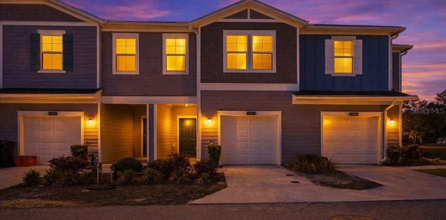 Townhouse in Newberry, Florida 3 bedrooms, 153.94 sq.m. № 2166046
