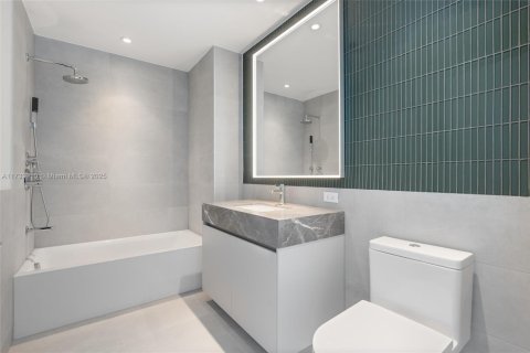 Condominio en venta en Miami, Florida, 4 dormitorios, 295.99 m2 № 1864962 - foto 28