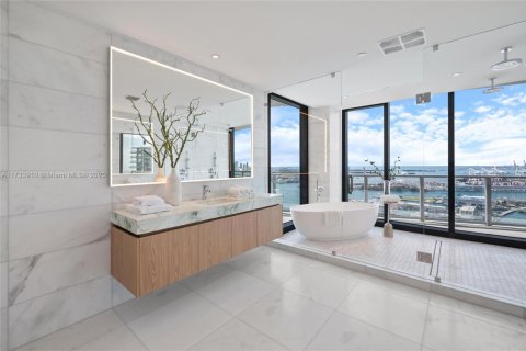 Condominio en venta en Miami, Florida, 4 dormitorios, 295.99 m2 № 1864962 - foto 23