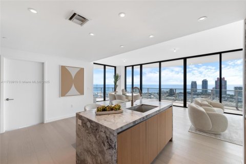 Condominio en venta en Miami, Florida, 4 dormitorios, 295.99 m2 № 1864962 - foto 1