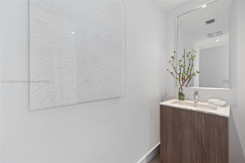 Condominio en venta en Miami, Florida, 4 dormitorios, 295.99 m2 № 1864962 - foto 15