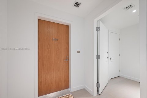 Condominio en venta en Miami, Florida, 4 dormitorios, 295.99 m2 № 1864962 - foto 5