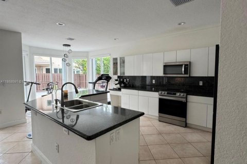 Villa ou maison à louer à Doral, Floride: 5 chambres, 283.54 m2 № 1920133 - photo 3