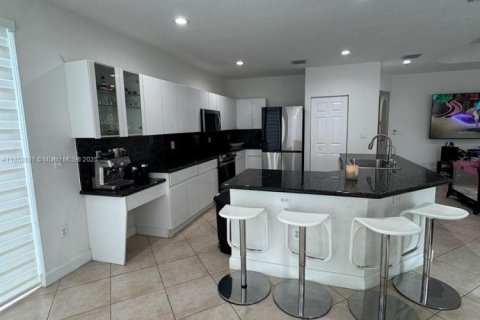 Villa ou maison à louer à Doral, Floride: 5 chambres, 283.54 m2 № 1920133 - photo 5