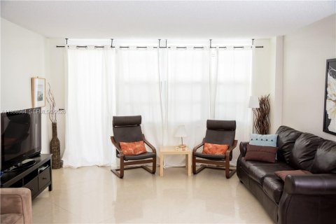 Condominio en alquiler en Hollywood, Florida, 1 dormitorio, 83.24 m2 № 2050700 - foto 2
