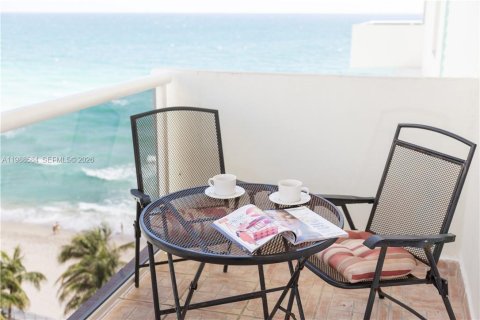 Condominio en Hollywood, Florida, 1 dormitorio  № 2050700