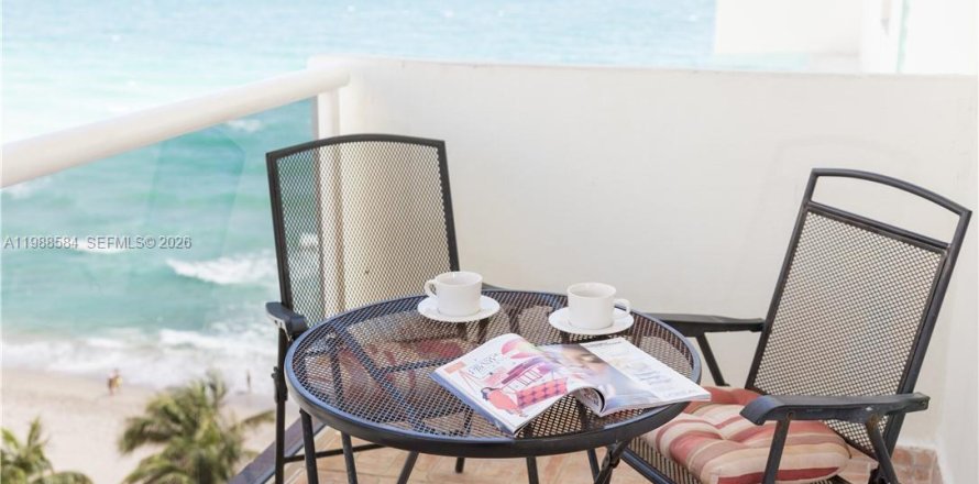 Condominio en Hollywood, Florida, 1 dormitorio  № 2050700