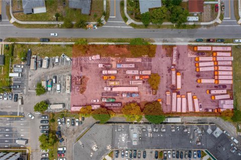 Propiedad comercial en venta en Miami Gardens, Florida № 1943381 - foto 3