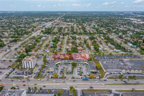 Propiedad comercial en venta en Miami Gardens, Florida № 1943381 - foto 7