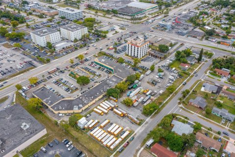 Propiedad comercial en venta en Miami Gardens, Florida № 1943381 - foto 9