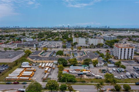 Propiedad comercial en venta en Miami Gardens, Florida № 1943381 - foto 10