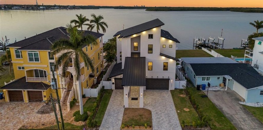 Villa ou maison à Saint Petersburg, Floride 4 chambres, 353.03 m2 № 1558030