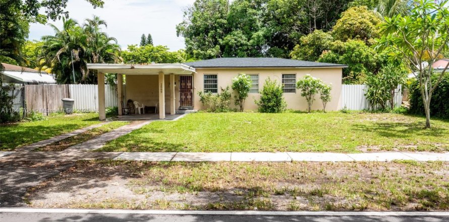House in North Miami, Florida 3 bedrooms, 88.26 sq.m. № 1846255