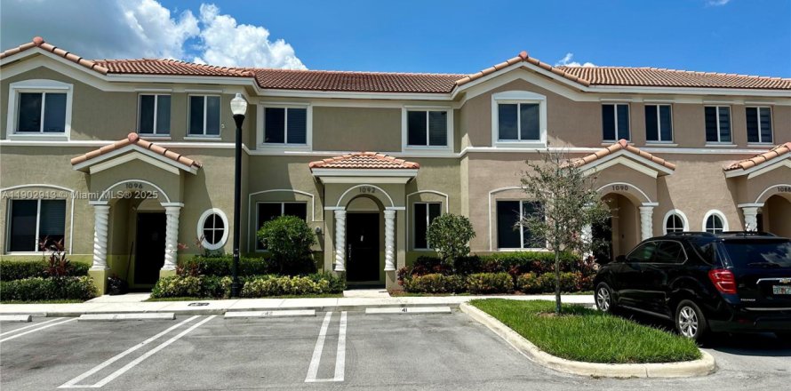Adosado en Homestead, Florida 3 dormitorios, 120.96 m2 № 1955409
