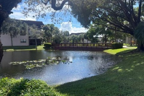 Condo in Tamarac, Florida, 2 bedrooms  № 2387011 - photo 2