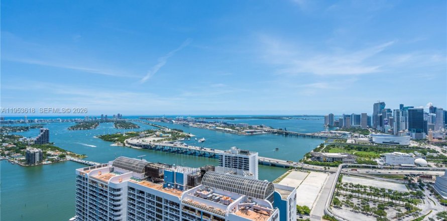 Condominio en Miami, Florida, 1 dormitorio  № 2054774