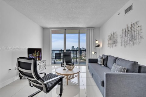 Condominio en alquiler en Miami, Florida, 1 dormitorio, 76.27 m2 № 2054774 - foto 17