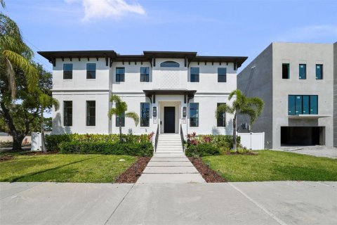 House in Tampa, Florida 5 bedrooms, 417.22 sq.m. № 1742834 - photo 1