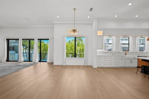 House in Tampa, Florida 5 bedrooms, 417.22 sq.m. № 1742834 - photo 8