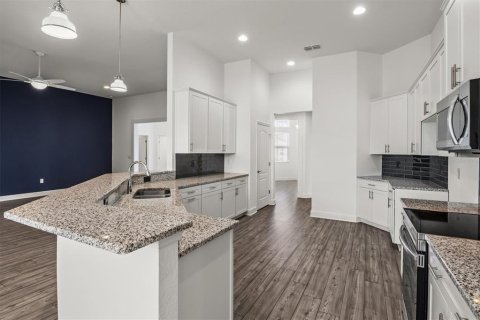 House in Winter Haven, Florida 4 bedrooms, 336.21 sq.m. № 2116157 - photo 5
