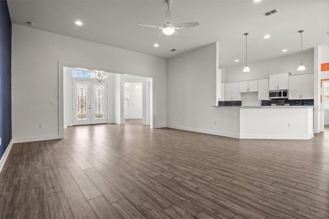 House in Winter Haven, Florida 4 bedrooms, 336.21 sq.m. № 2116157 - photo 4