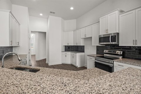 House in Winter Haven, Florida 4 bedrooms, 336.21 sq.m. № 2116157 - photo 17