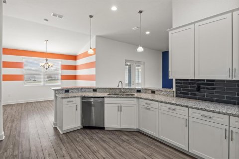 House in Winter Haven, Florida 4 bedrooms, 336.21 sq.m. № 2116157 - photo 19