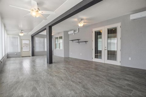 House in Winter Haven, Florida 4 bedrooms, 336.21 sq.m. № 2116157 - photo 7