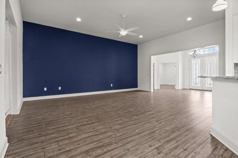 House in Winter Haven, Florida 4 bedrooms, 336.21 sq.m. № 2116157 - photo 11