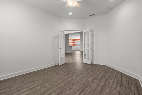 House in Winter Haven, Florida 4 bedrooms, 336.21 sq.m. № 2116157 - photo 13