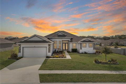House in Winter Haven, Florida 4 bedrooms, 336.21 sq.m. № 2116157