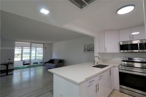 Condominio en alquiler en Tamarac, Florida, 1 dormitorio, 69.68 m2 № 1975681 - foto 8