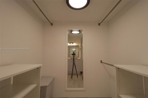 Condominio en alquiler en Tamarac, Florida, 1 dormitorio, 69.68 m2 № 1975681 - foto 13