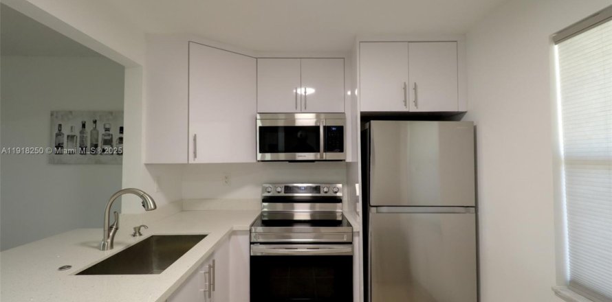 Condominio en Tamarac, Florida, 1 dormitorio  № 1975681