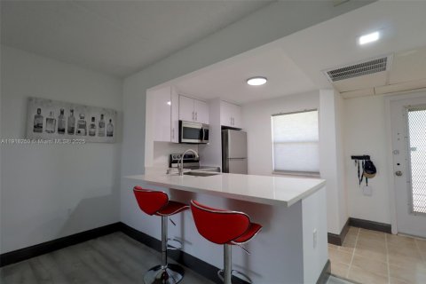 Condominio en alquiler en Tamarac, Florida, 1 dormitorio, 69.68 m2 № 1975681 - foto 5