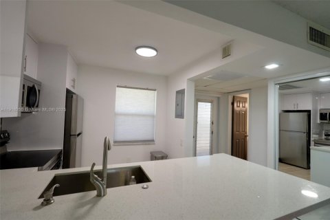 Condominio en alquiler en Tamarac, Florida, 1 dormitorio, 69.68 m2 № 1975681 - foto 3