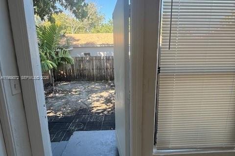 Villa ou maison à louer à North Miami Beach, Floride: 1 chambre, 249.35 m2 № 2051507 - photo 3
