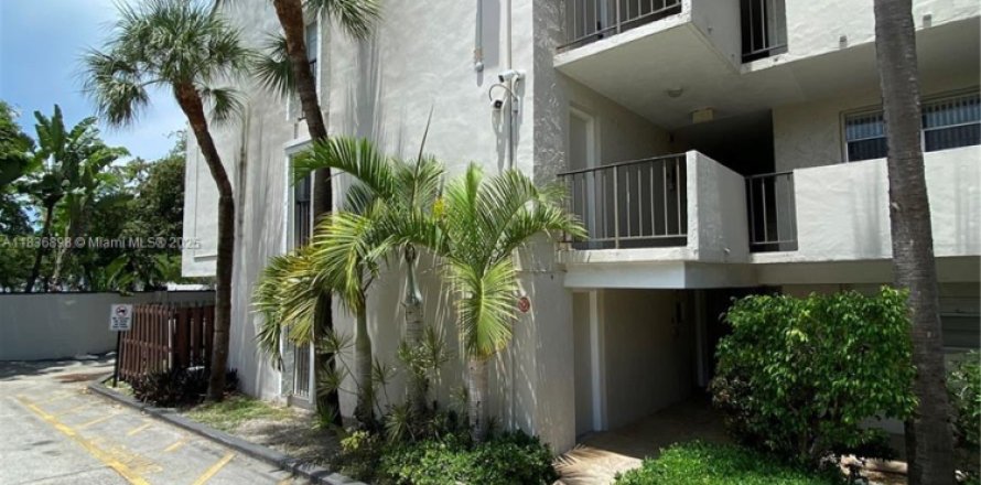 Condominio en Pinecrest, Florida, 1 dormitorio  № 1940253
