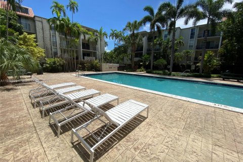 Condominio en venta en Pinecrest, Florida, 1 dormitorio, 79.15 m2 № 1940253 - foto 26