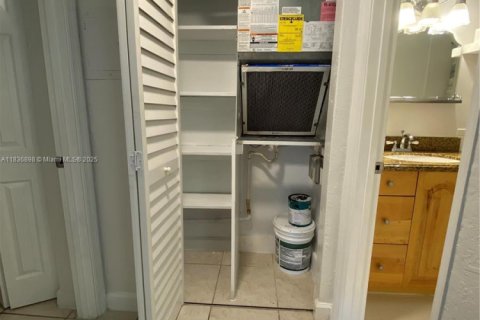 Condominio en venta en Pinecrest, Florida, 1 dormitorio, 79.15 m2 № 1940253 - foto 8