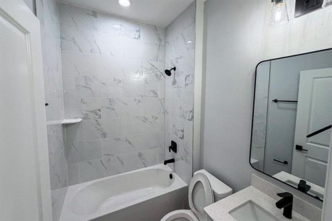 Casa en alquiler en Port Charlotte, Florida, 4 dormitorios, 151.99 m2 № 2103442 - foto 4