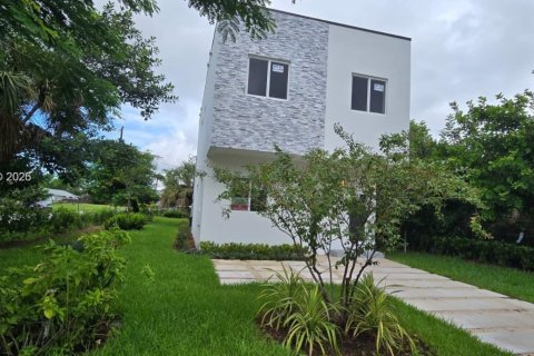 House in Pompano Beach, Florida 4 bedrooms № 1996797 - photo 8