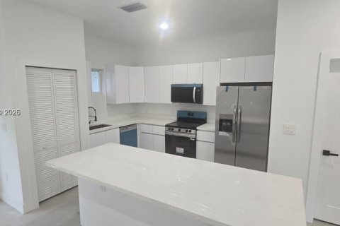 House in Pompano Beach, Florida 4 bedrooms № 1996797 - photo 2